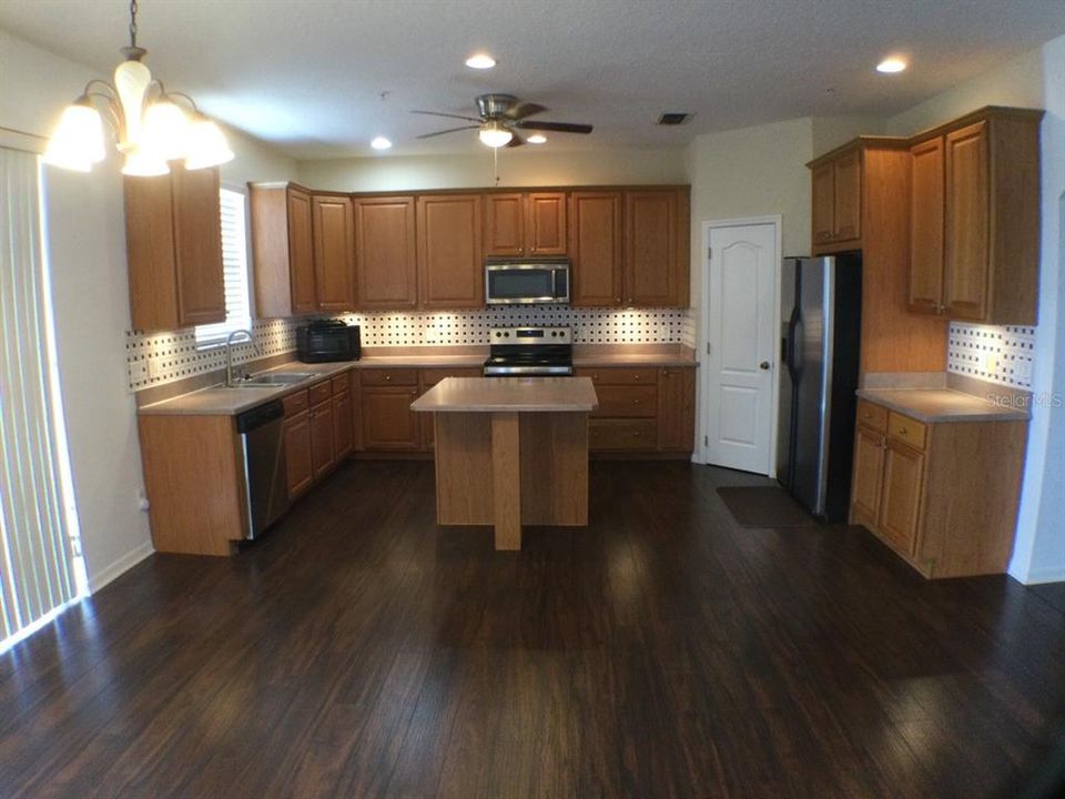 For Rent: $2,795 (3 beds, 2 baths, 2810 Square Feet)