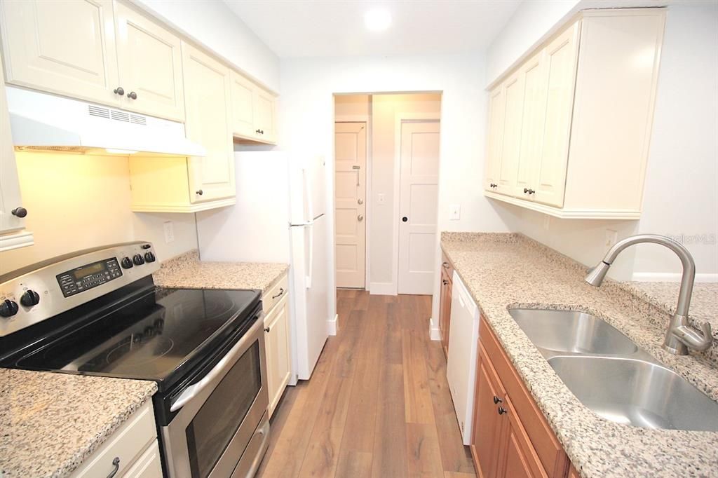 For Sale: $182,000 (2 beds, 2 baths, 1006 Square Feet)