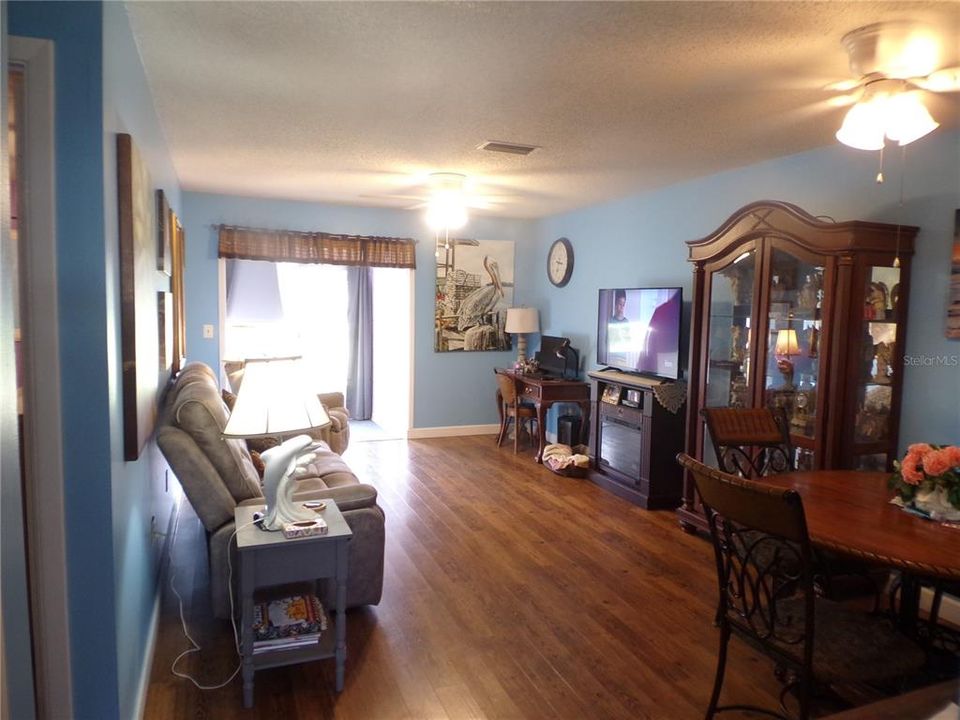 For Sale: $179,900 (1 beds, 1 baths, 936 Square Feet)