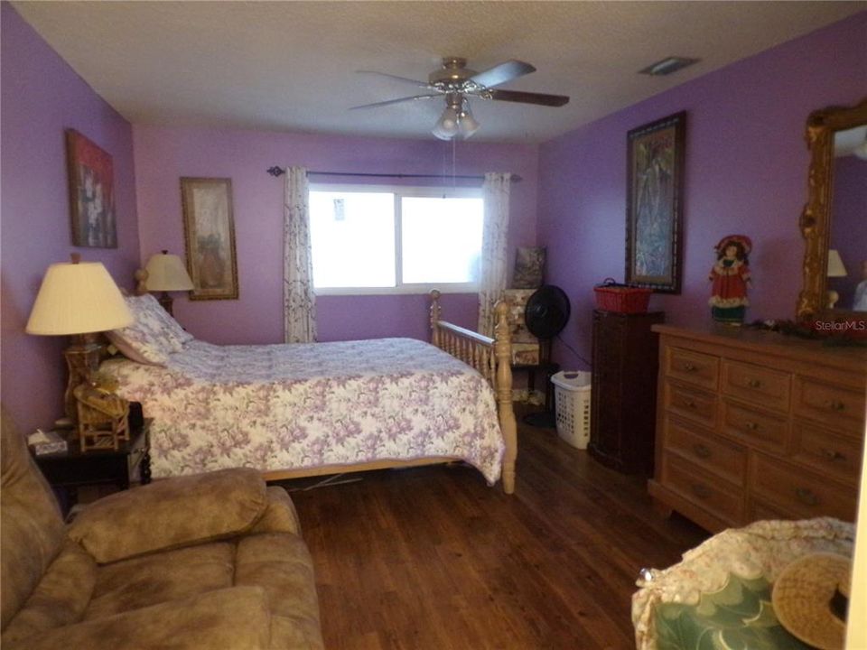 For Sale: $179,900 (1 beds, 1 baths, 936 Square Feet)