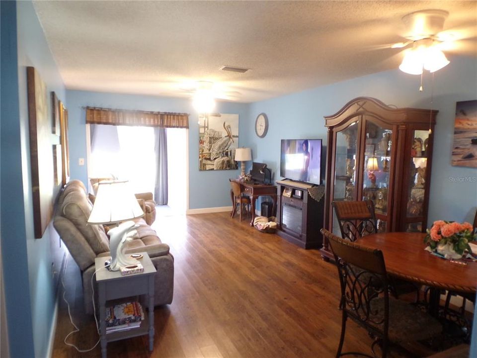 For Sale: $179,900 (1 beds, 1 baths, 936 Square Feet)