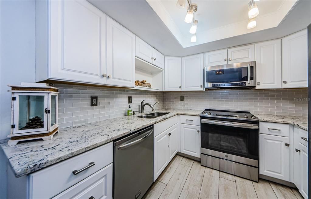 For Sale: $275,000 (2 beds, 2 baths, 1000 Square Feet)