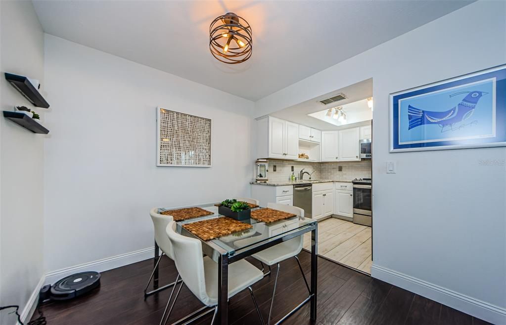 For Sale: $275,000 (2 beds, 2 baths, 1000 Square Feet)