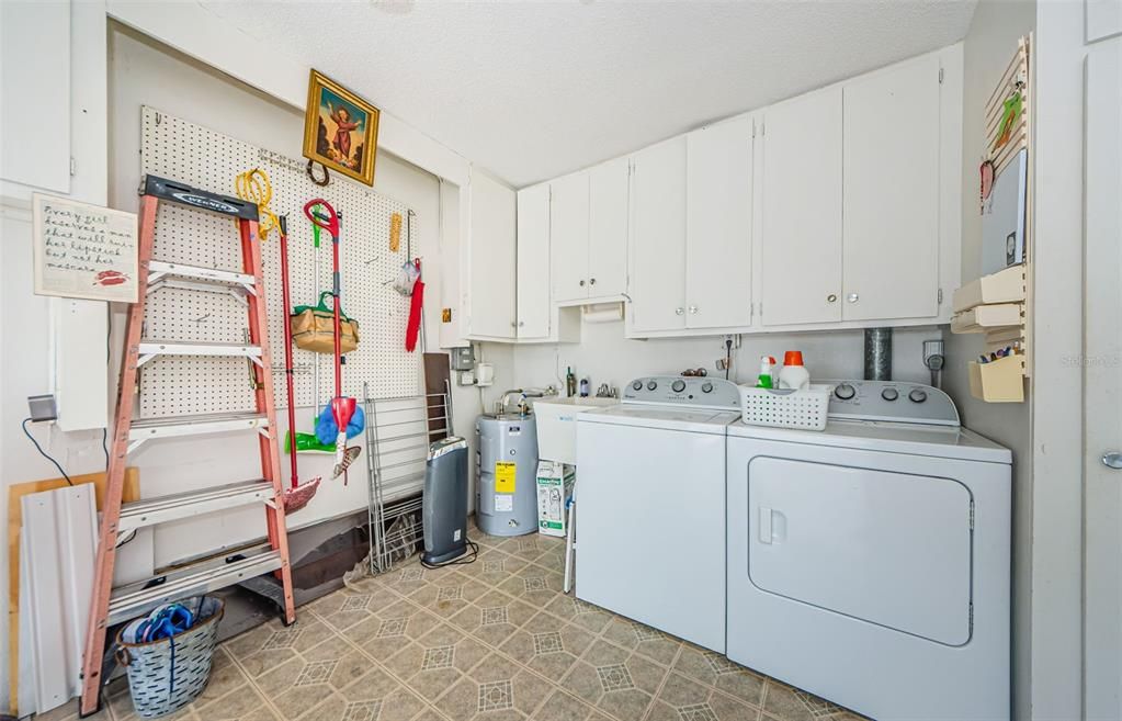 For Sale: $275,000 (2 beds, 2 baths, 1000 Square Feet)