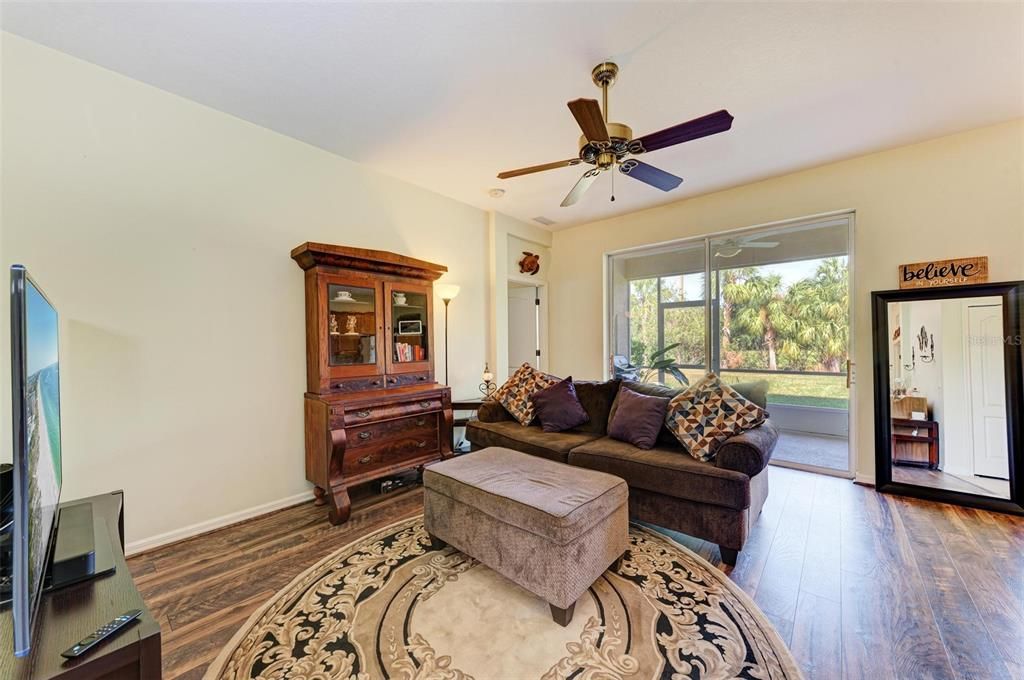 For Sale: $399,900 (2 beds, 2 baths, 1183 Square Feet)