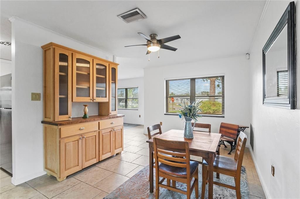 For Sale: $389,900 (2 beds, 1 baths, 1231 Square Feet)