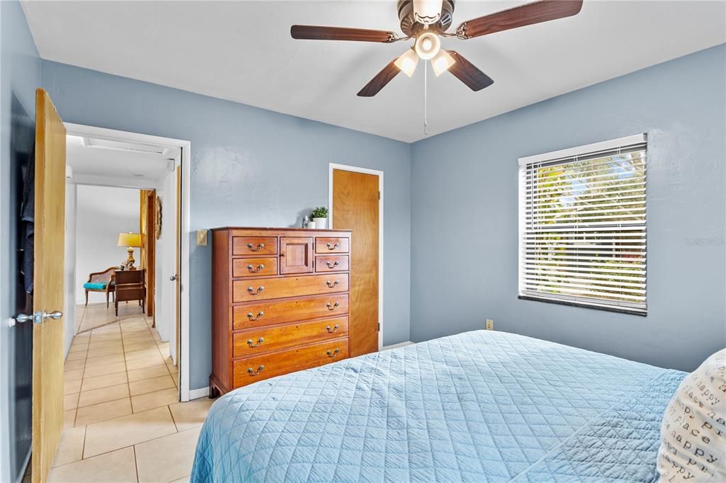 For Sale: $389,900 (2 beds, 1 baths, 1231 Square Feet)