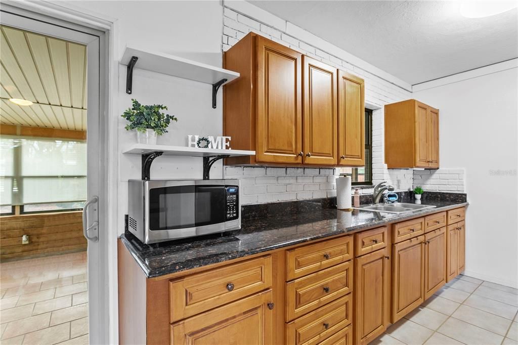 For Sale: $389,900 (2 beds, 1 baths, 1231 Square Feet)