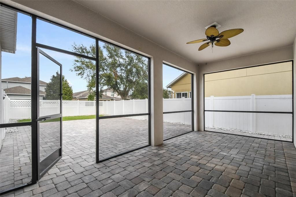 Huge screened back patio!