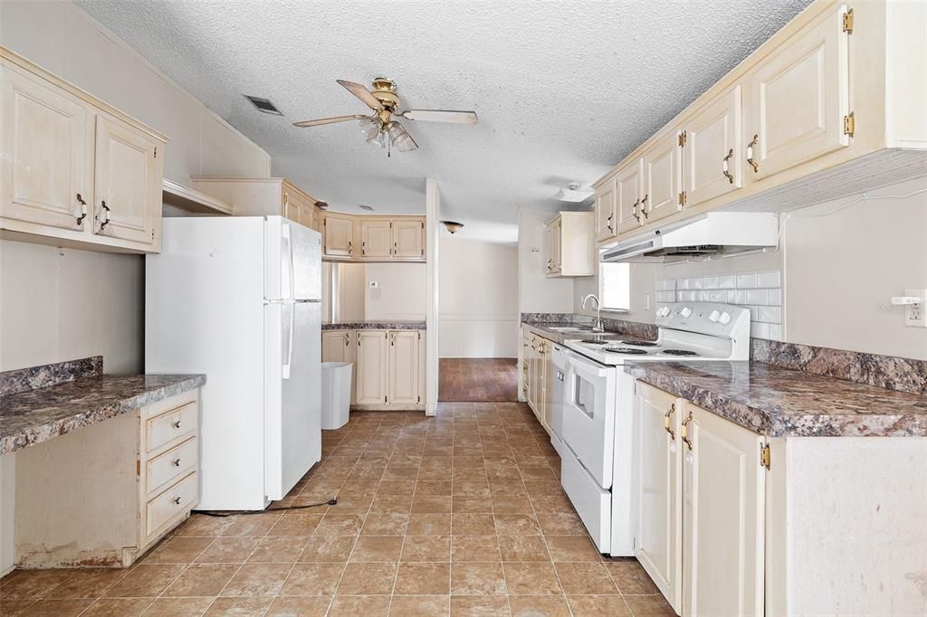 For Sale: $199,000 (3 beds, 2 baths, 1295 Square Feet)