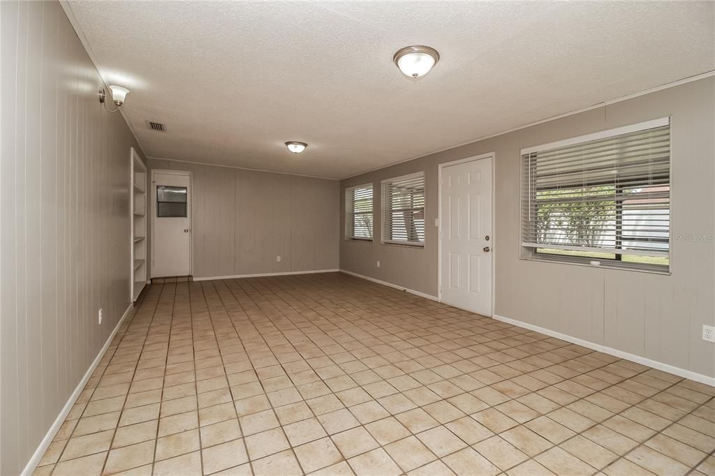 For Rent: $2,565 (3 beds, 2 baths, 1777 Square Feet)