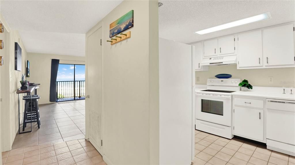 For Sale: $235,000 (2 beds, 2 baths, 871 Square Feet)