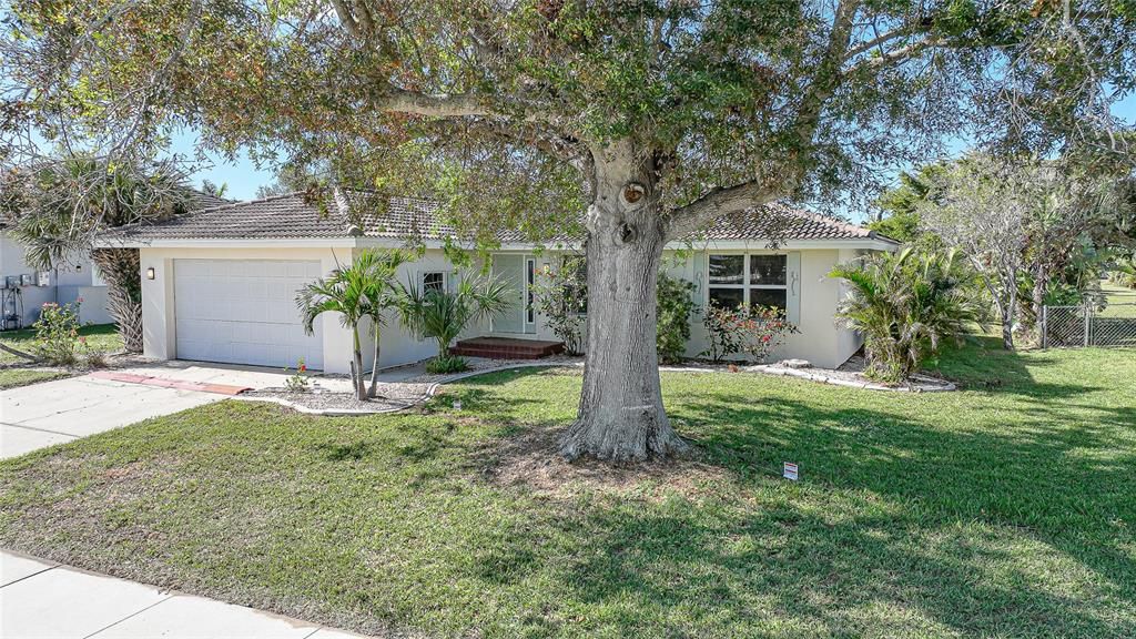 For Sale: $429,000 (3 beds, 2 baths, 1360 Square Feet)