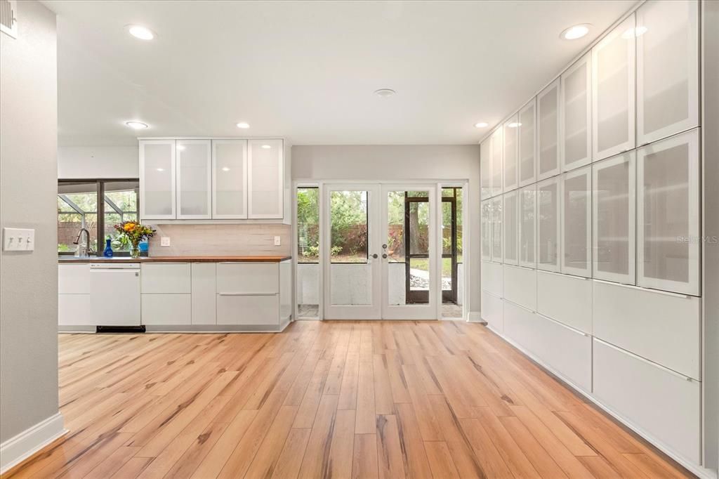 Breakfast nook/dining area