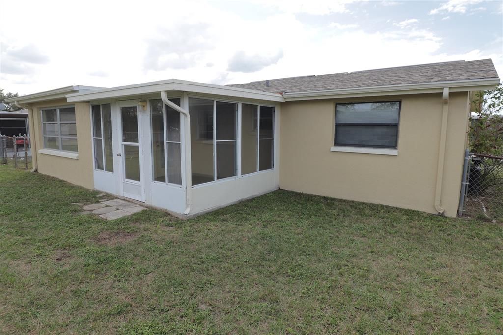 For Sale: $224,900 (2 beds, 1 baths, 884 Square Feet)