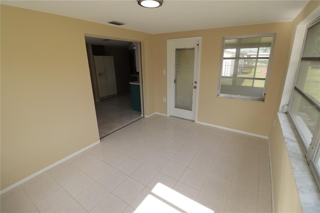 For Sale: $224,900 (2 beds, 1 baths, 884 Square Feet)