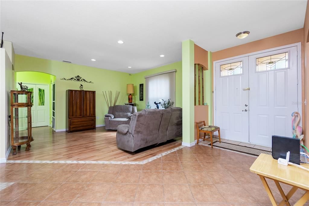 For Sale: $325,000 (2 beds, 2 baths, 1602 Square Feet)