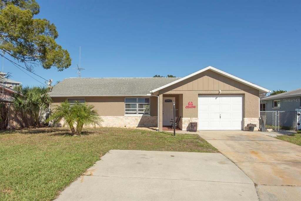 For Sale: $449,900 (2 beds, 2 baths, 1492 Square Feet)