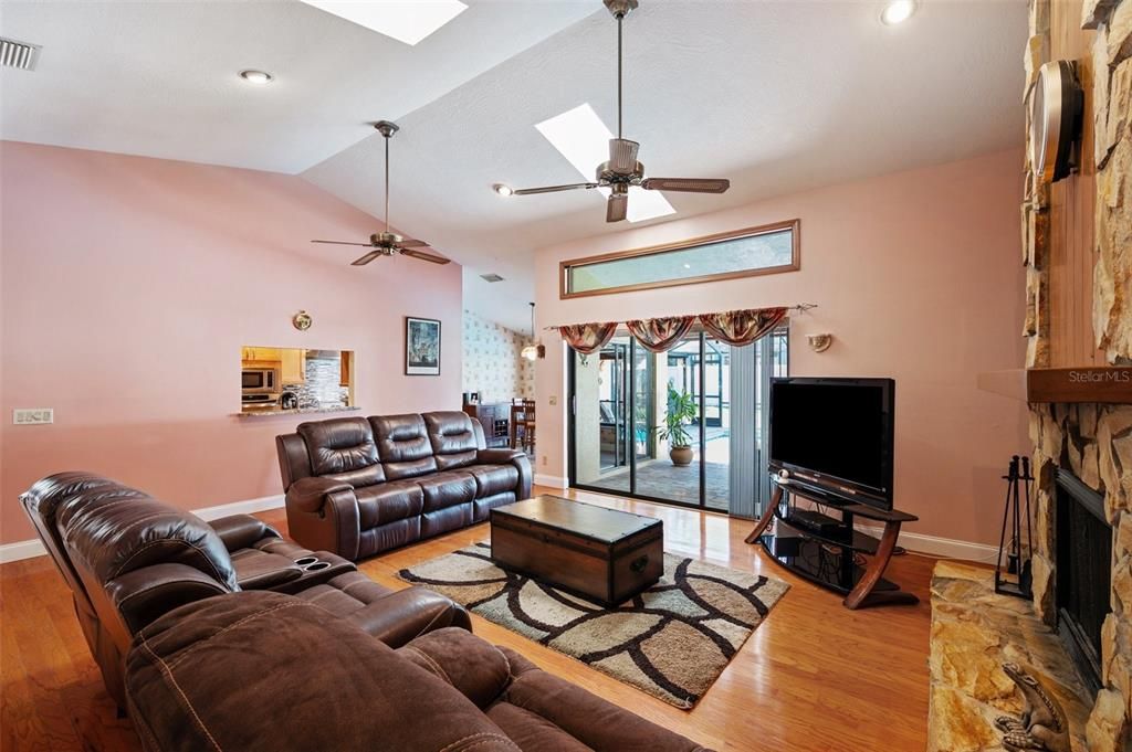 For Sale: $765,000 (4 beds, 2 baths, 2547 Square Feet)