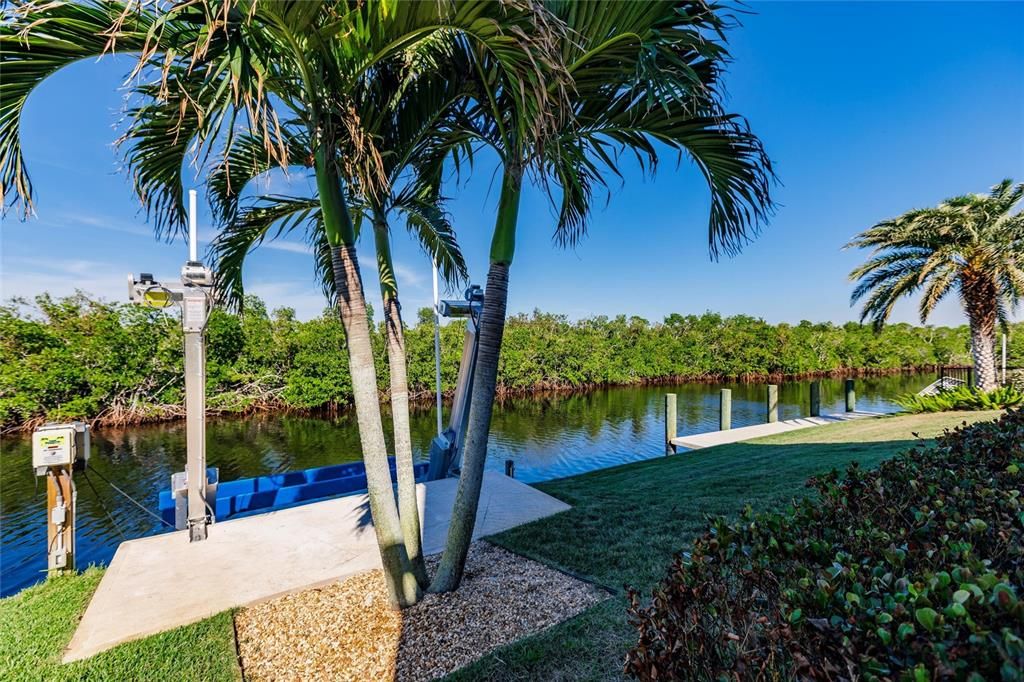 DOCK & BOAT LIFT