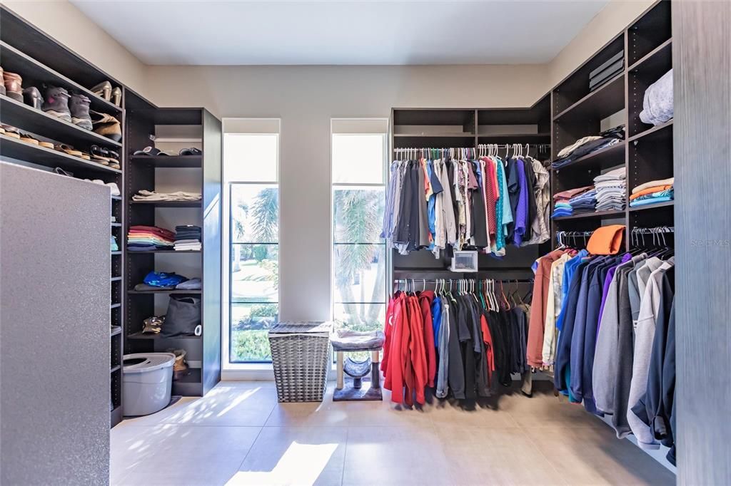 DRESSING ROOM/WALK IN CLOSET