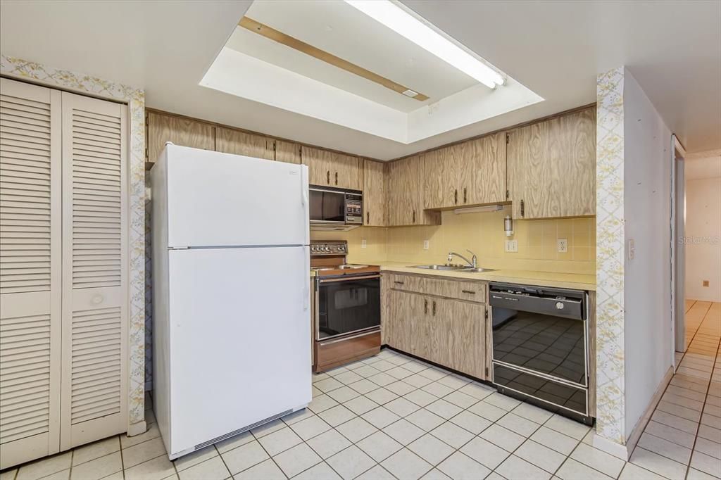 For Sale: $400,000 (3 beds, 2 baths, 1715 Square Feet)