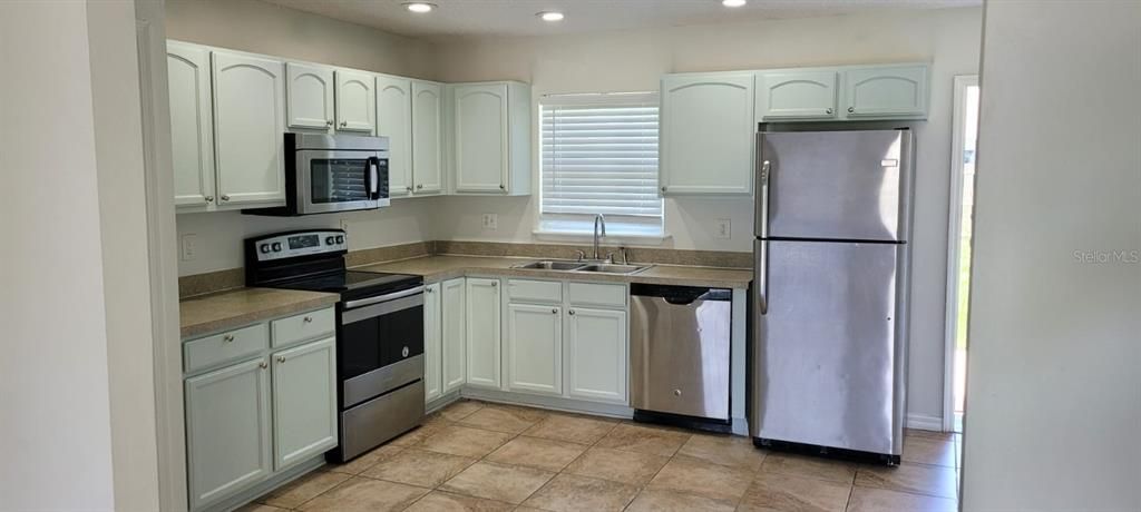 For Rent: $1,900 (3 beds, 2 baths, 1116 Square Feet)