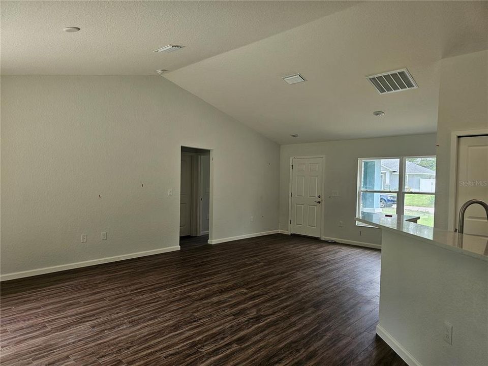 For Sale: $269,999 (3 beds, 2 baths, 1413 Square Feet)