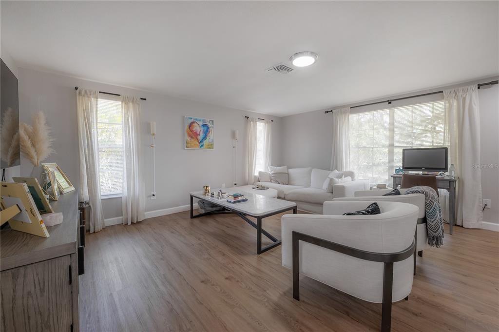 For Sale: $450,000 (3 beds, 2 baths, 1253 Square Feet)