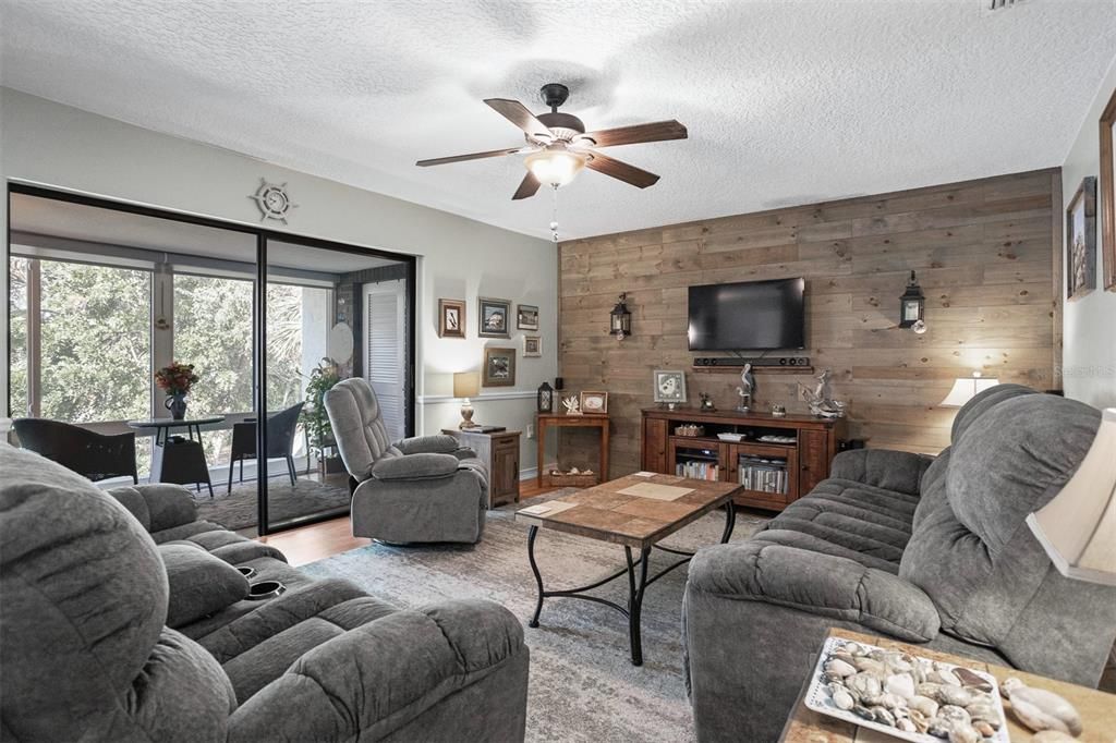 For Sale: $274,900 (2 beds, 2 baths, 948 Square Feet)