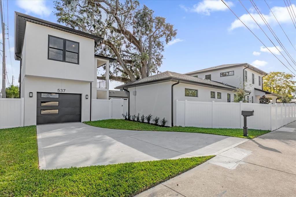 Detached guest house with private driveway