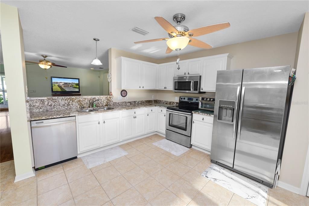 Gorgeous granite kitchen counters.