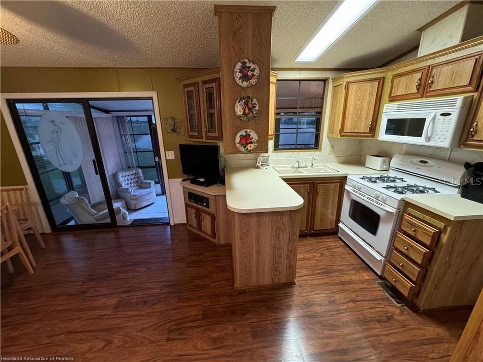 For Sale: $26,975 (1 beds, 1 baths, 700 Square Feet)