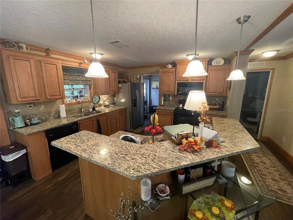 Kitchen, Granite, wood cabs.