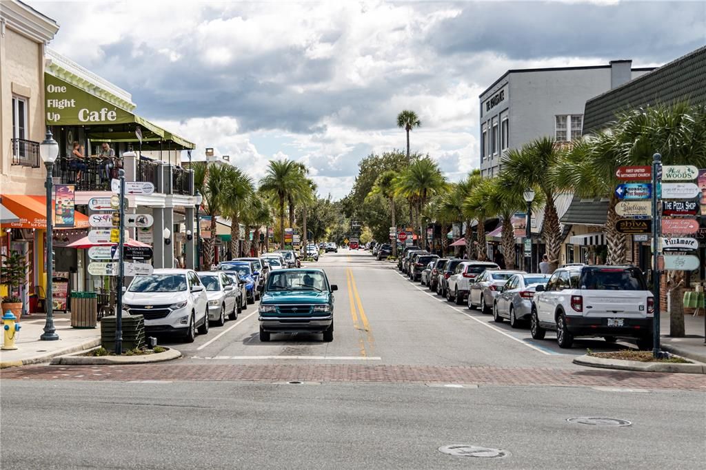 Lots of restaurants, shops & boutiques