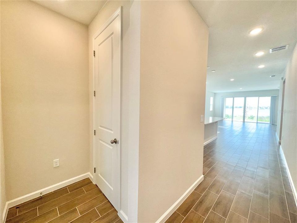 Front foyer entrance - 4th bedroom