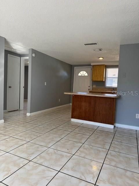 For Rent: $1,250 (2 beds, 1 baths, 1404 Square Feet)