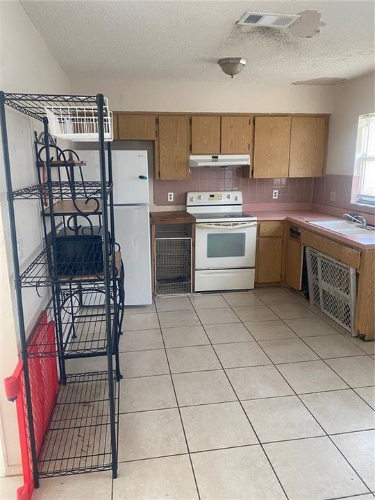 Active With Contract: $165,000 (2 beds, 1 baths, 775 Square Feet)