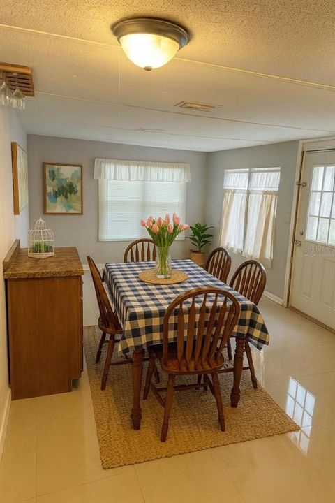 Под контрактом: $165,000 (3 спален, 1 ванн, 1152 Квадратных фут)