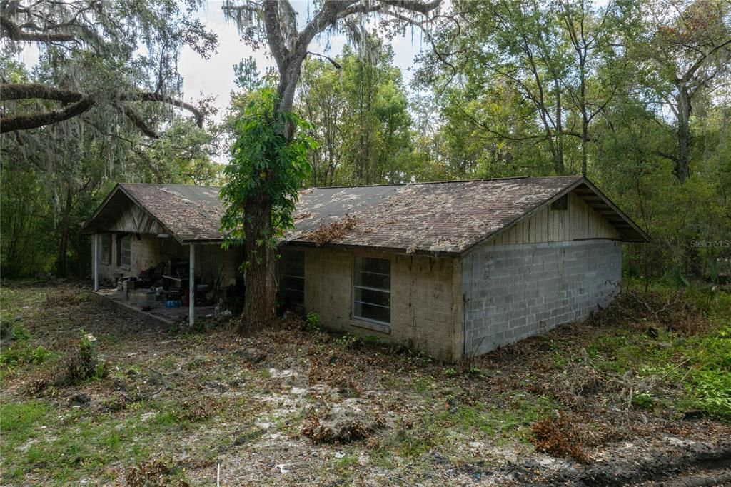 vacant abandoned home on 3 acre lot adjacent to Endsley Rd with road access.