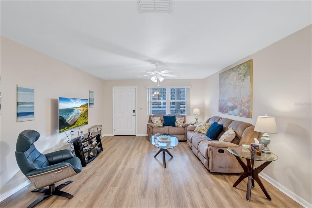 For Sale: $285,000 (2 beds, 2 baths, 1120 Square Feet)