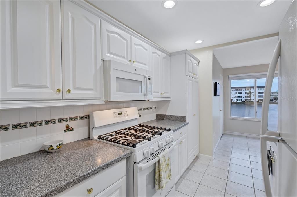 For Sale: $285,000 (2 beds, 2 baths, 1120 Square Feet)