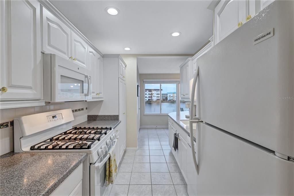 For Sale: $285,000 (2 beds, 2 baths, 1120 Square Feet)