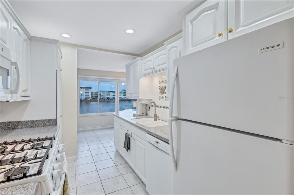 For Sale: $285,000 (2 beds, 2 baths, 1120 Square Feet)