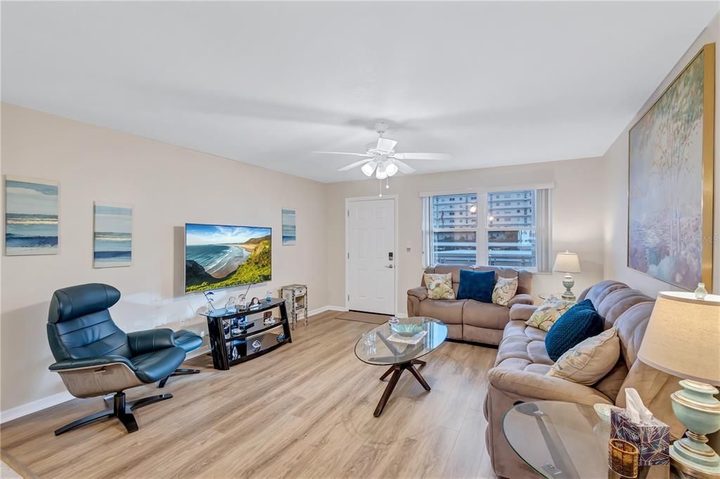 For Sale: $285,000 (2 beds, 2 baths, 1120 Square Feet)