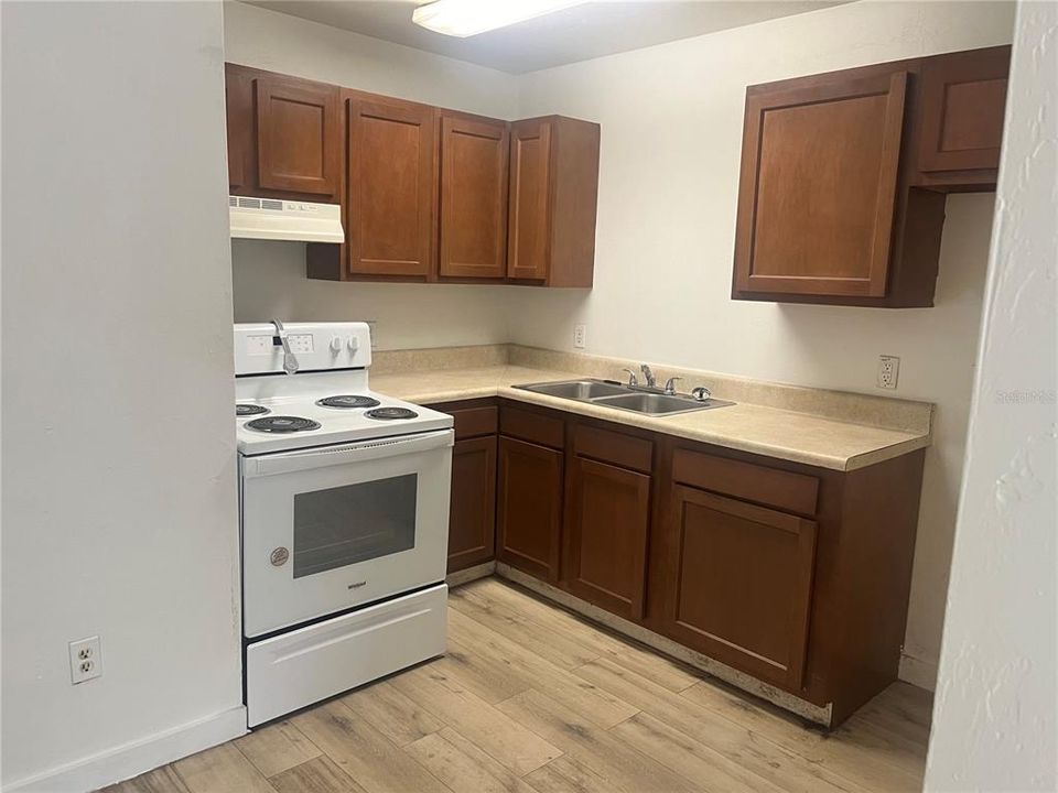 For Rent: $1,150 (2 beds, 1 baths, 837 Square Feet)