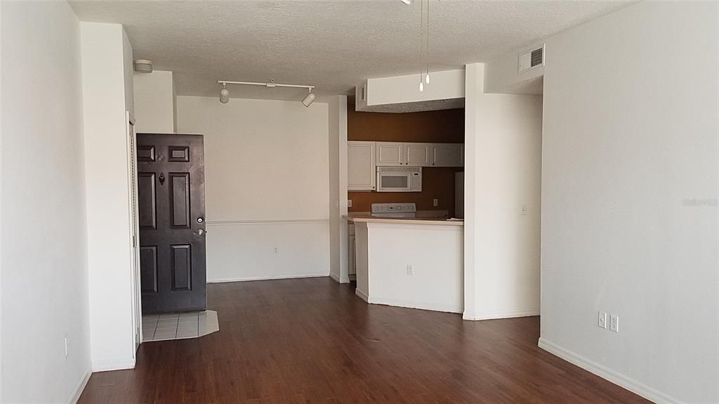 For Rent: $1,215 (1 beds, 1 baths, 786 Square Feet)