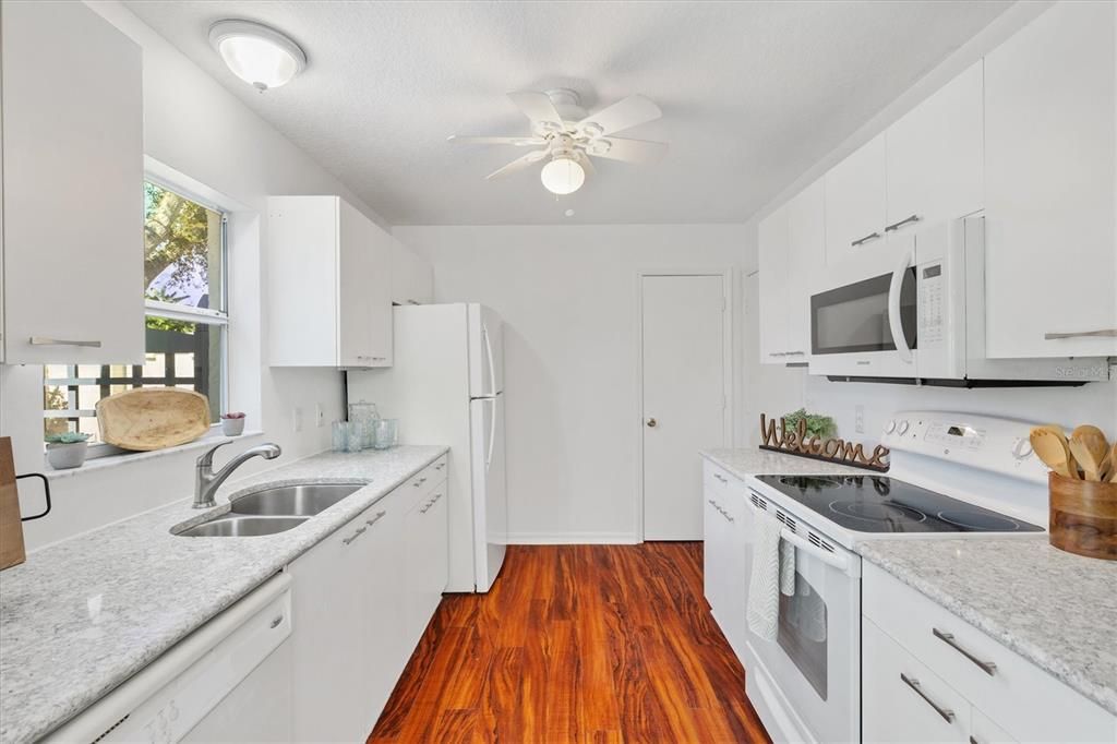 For Sale: $299,000 (2 beds, 2 baths, 1214 Square Feet)