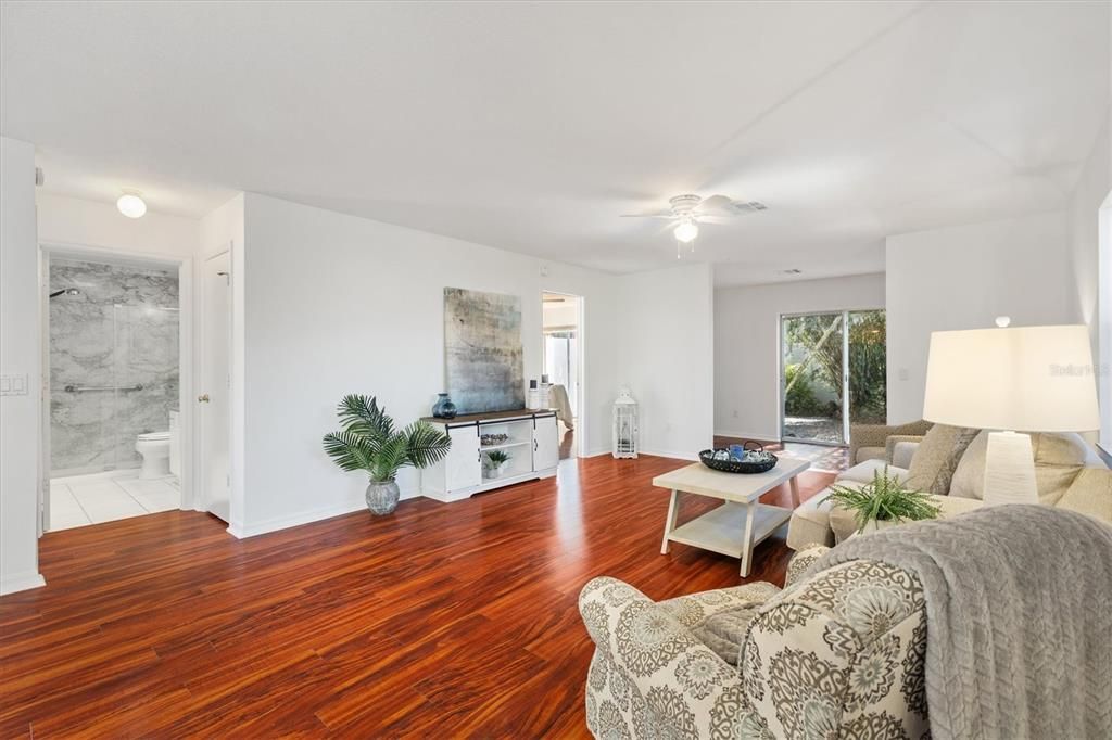 For Sale: $299,000 (2 beds, 2 baths, 1214 Square Feet)