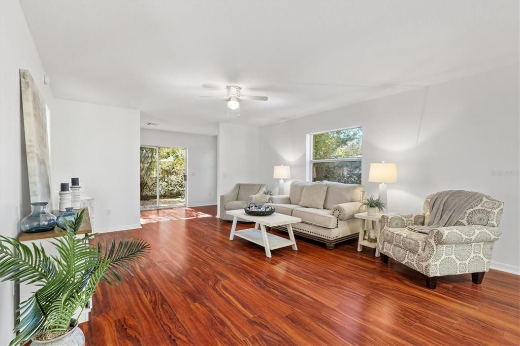 For Sale: $299,000 (2 beds, 2 baths, 1214 Square Feet)